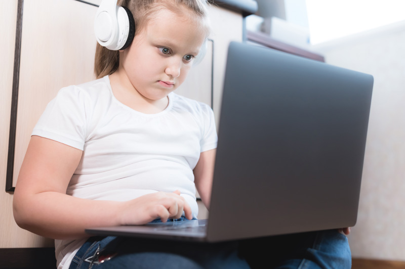 девочке за ноутбуком требуется лечение компьютерной зависимости